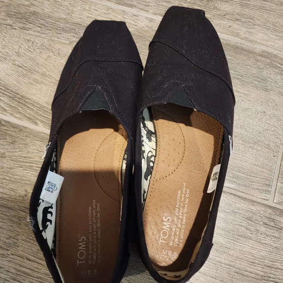 TOMS Black Slip-On Shoes - Picture 3 of 5